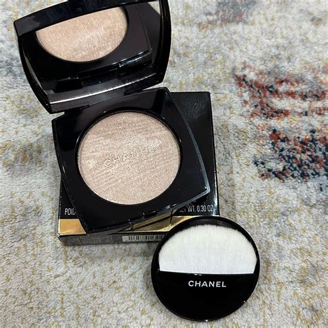 CHANEL Highlighting Powder .